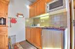 Discover this charming kitchen, perfect for preparing delicious meals.