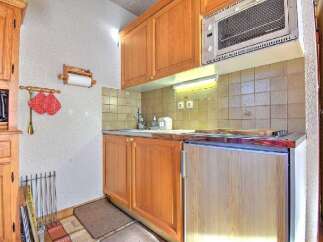 Discover this charming kitchen, perfect for preparing delicious meals.