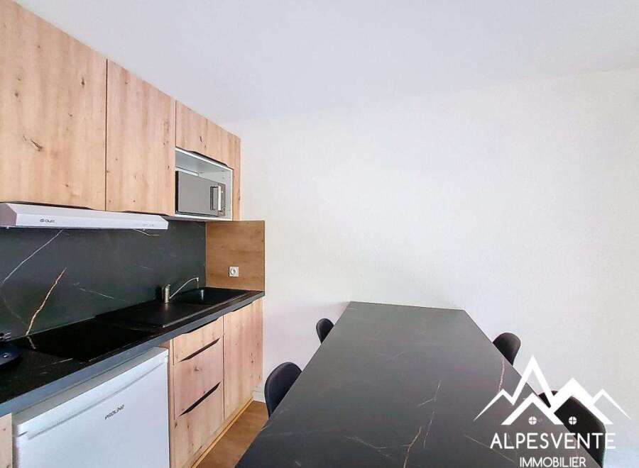 Discover this modern kitchen, perfect for culinary enthusiasts.