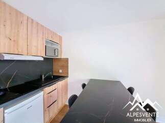Discover this modern kitchen, perfect for culinary enthusiasts.