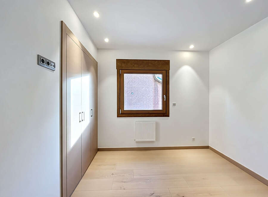 Discover the elegance of this beautifully designed room, featuring a modern aesthetic and ample natural light.