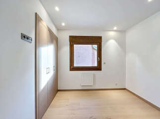 Discover the elegance of this beautifully designed room, featuring a modern aesthetic and ample natural light.