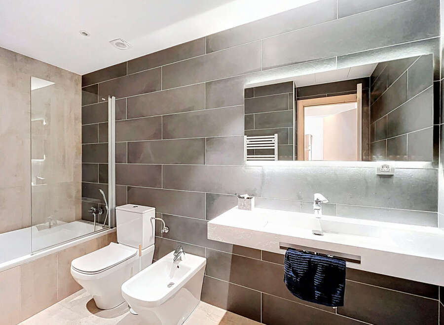 Step into modern luxury with this stunning bathroom.