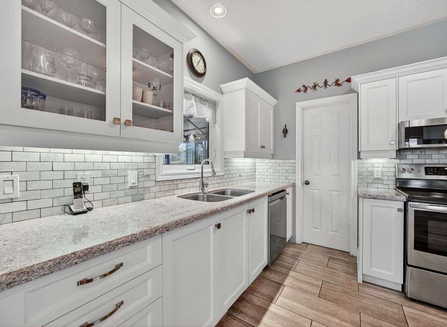 This stunning kitchen boasts a bright and airy design, perfect for culinary enthusiasts.