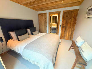 This cozy bedroom features a comfortable bed with plush pillows and a stylish headboard.