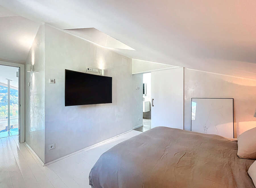 Experience modern elegance in this stunning bedroom.
