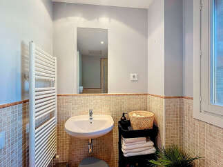 This modern bathroom features a sleek design with a minimalist aesthetic.