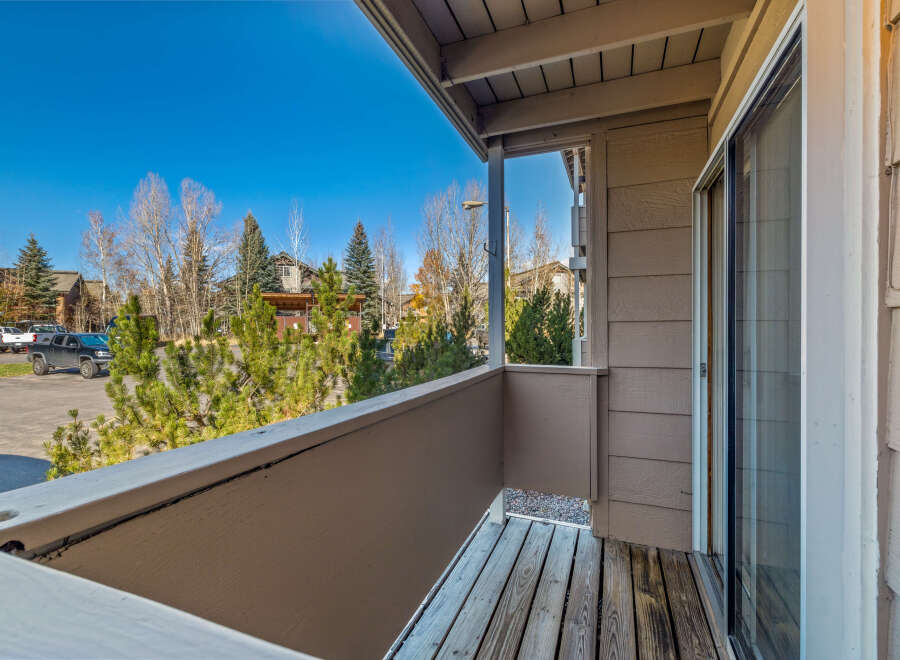Enjoy stunning views from this charming balcony! This property features a spacious outdoor area, perfect for relaxing and taking in the scenery.