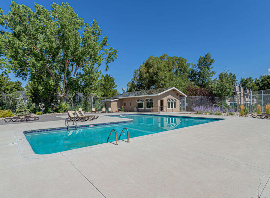 Enjoy the summer in this beautiful property featuring a sparkling swimming pool, perfect for relaxation and recreation.