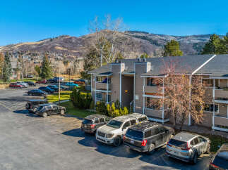 Discover the perfect blend of comfort and convenience in this stunning property.