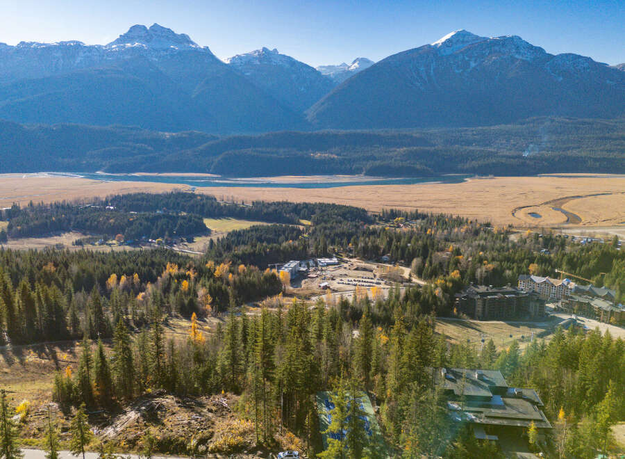 Discover a stunning property nestled in a picturesque mountain setting, offering breathtaking views and unparalleled tranquility.