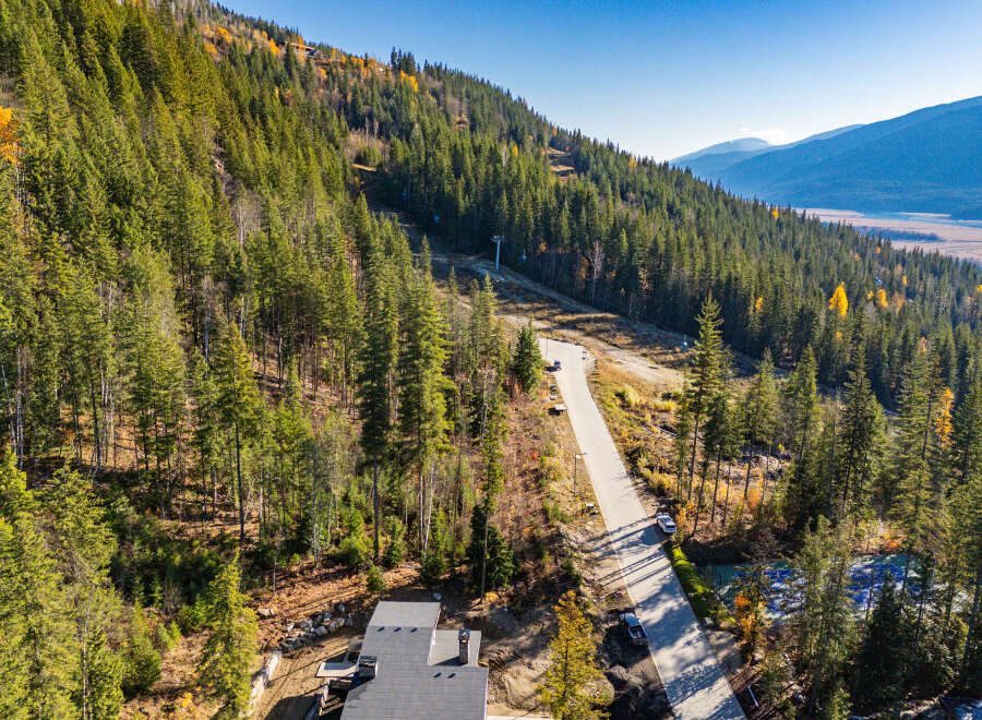 Discover a stunning property nestled in a picturesque mountain setting, offering unparalleled views and a serene atmosphere.