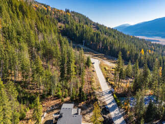 Discover a stunning property nestled in a picturesque mountain setting, offering unparalleled views and a serene atmosphere.
