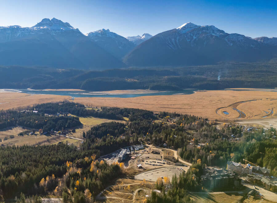 Discover breathtaking mountain views and serene landscapes in this stunning property.