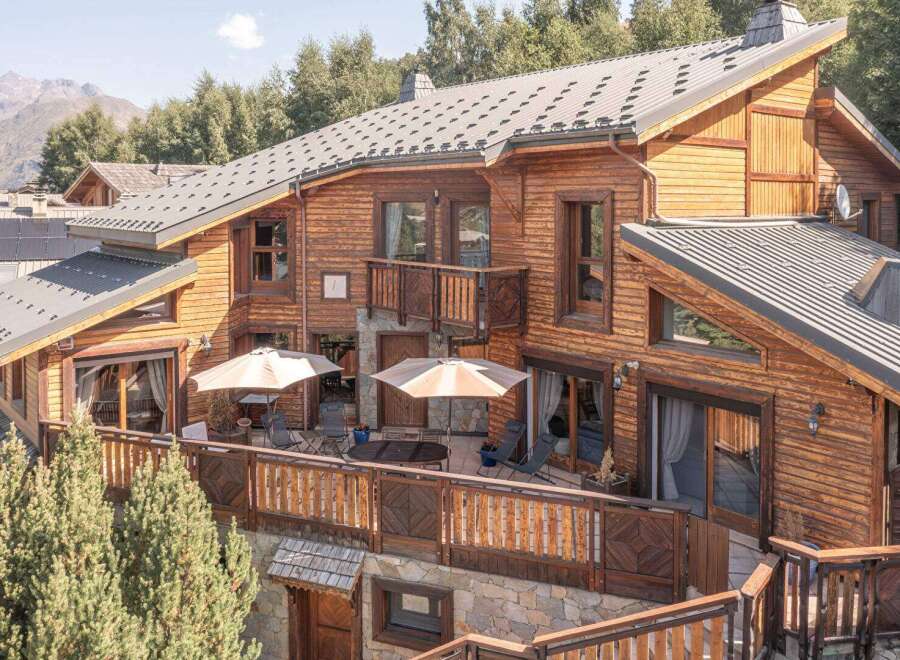 Discover the charm of this stunning wooden chalet, nestled in a picturesque setting.
