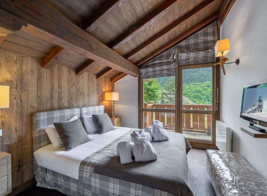 Experience the ultimate in luxury and comfort in this stunning bedroom.