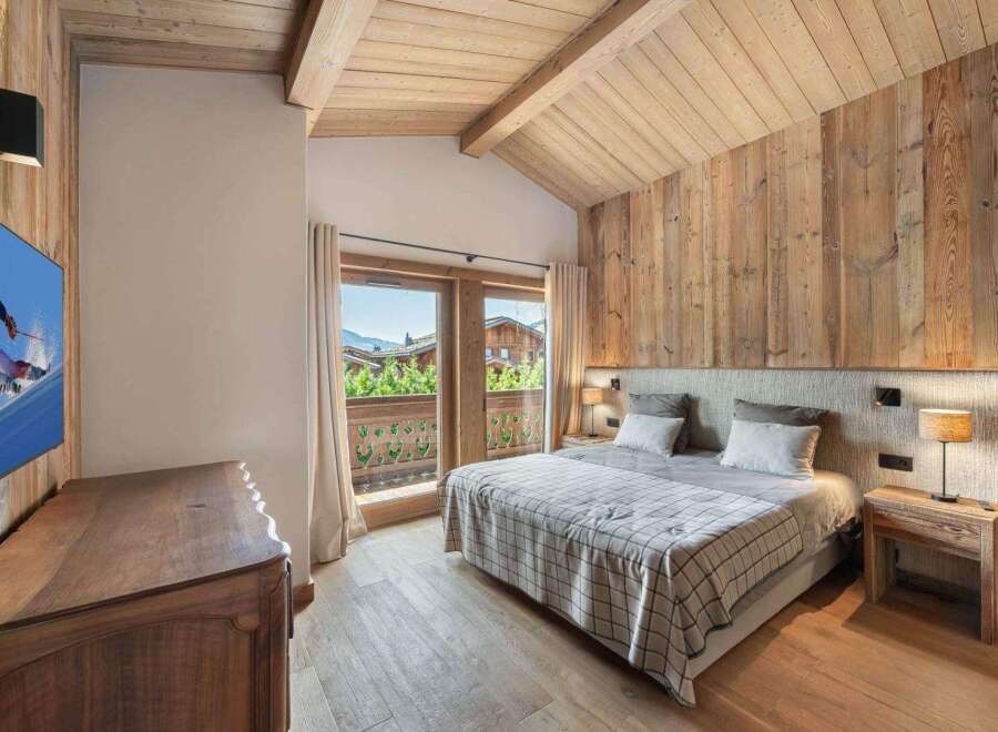 Experience the epitome of alpine luxury in this stunning bedroom.