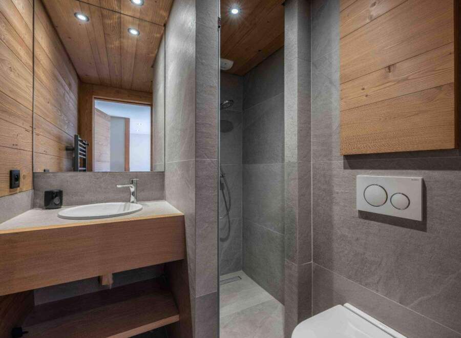 Discover the epitome of modern luxury in this stunning bathroom.