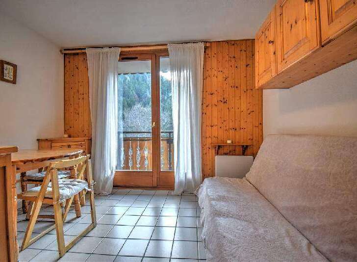 Discover a cozy retreat with this charming property, featuring a bright living space and a balcony with scenic views.
