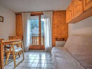Discover a cozy retreat with this charming property, featuring a bright living space and a balcony with scenic views.