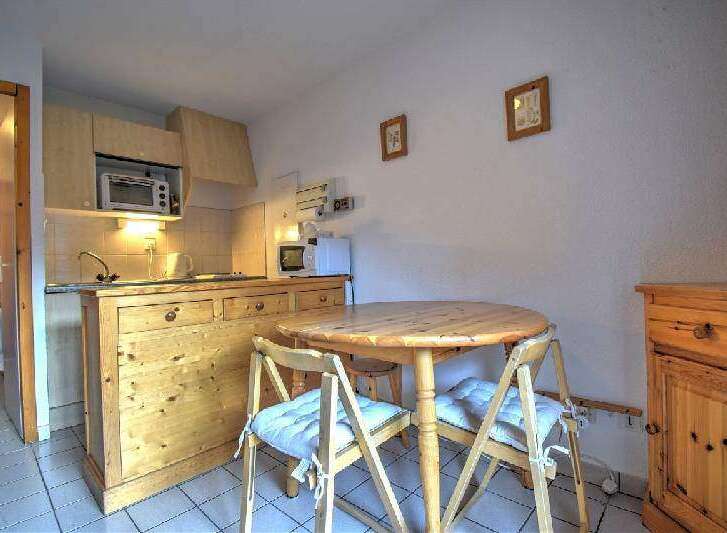 This charming kitchen features a cozy dining area, perfect for enjoying meals.