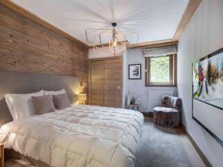 This cozy bedroom features a stunning wooden accent wall, creating a warm and inviting atmosphere.