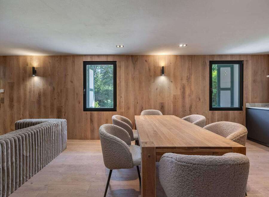 This stunning dining area boasts a warm and inviting atmosphere, perfect for gatherings and meals.
