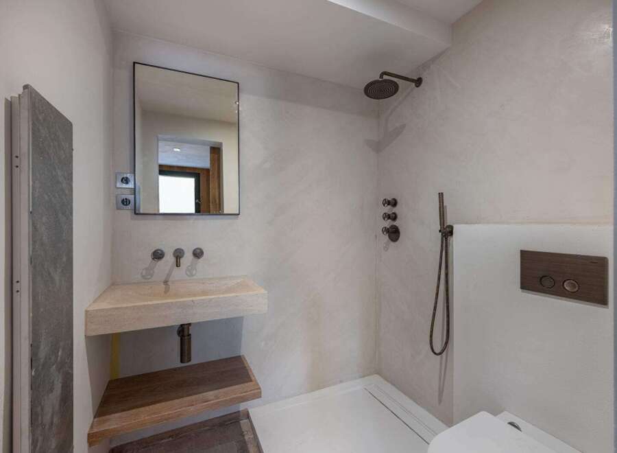 This modern bathroom features a sleek design with a minimalist aesthetic.