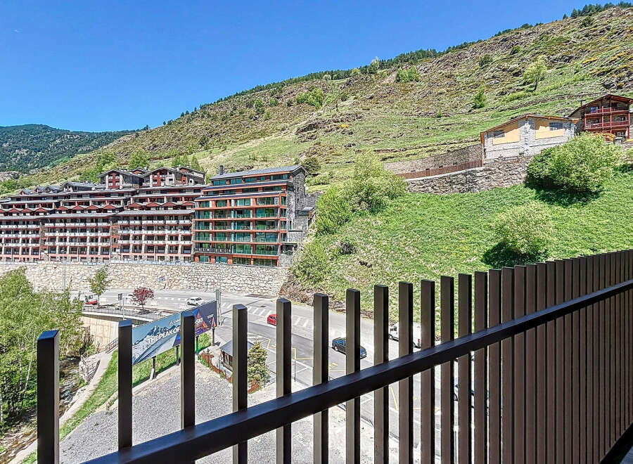 Discover the epitome of mountain living in this stunning property, offering breathtaking views and unparalleled comfort.