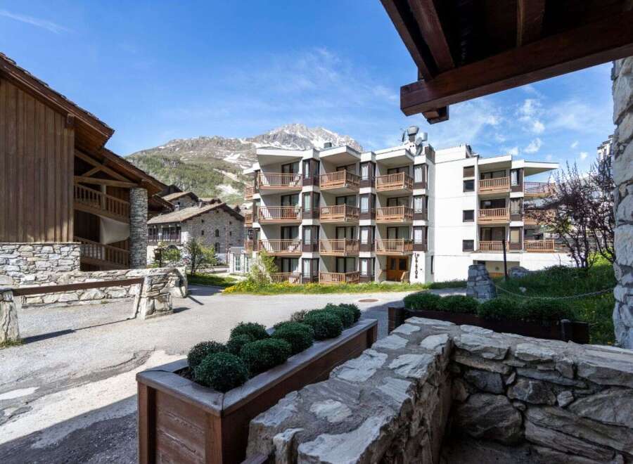 Discover the charm of this stunning property, nestled in a picturesque mountain setting.