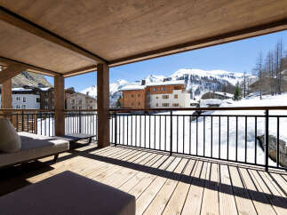 Experience the ultimate in luxury living with this stunning property, boasting breathtaking mountain views.