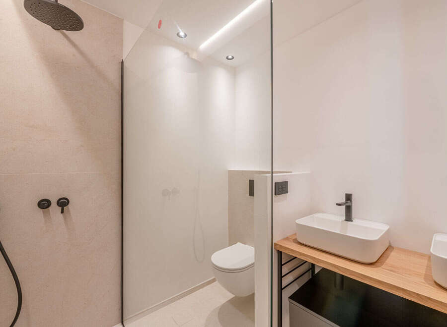 Step into modern luxury with this stunning bathroom design.