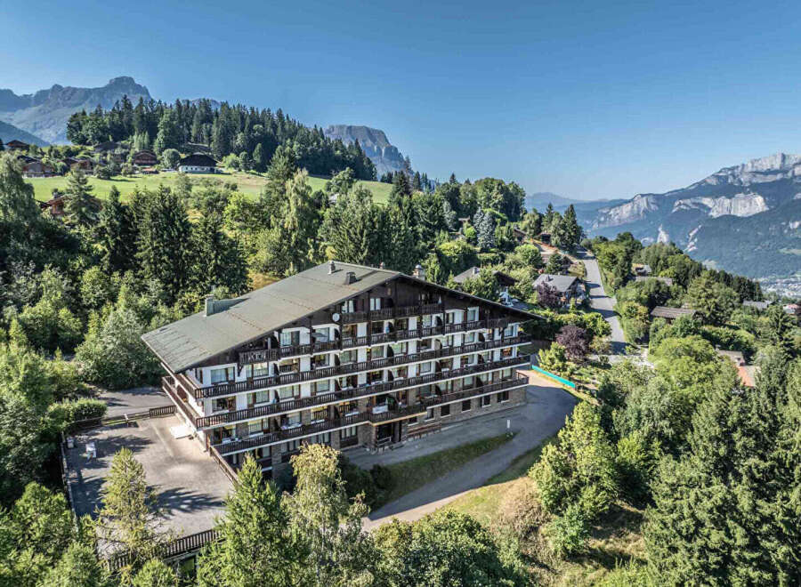 Discover a stunning property nestled in a picturesque mountain setting.