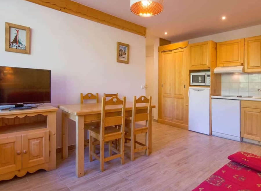 This charming property features a cozy living space with a dining area and a fully equipped kitchen.