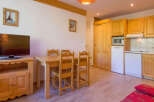 This charming property features a cozy living space with a dining area and a fully equipped kitchen.