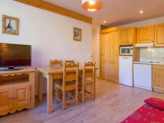 This charming property features a cozy living space with a dining area and a fully equipped kitchen.