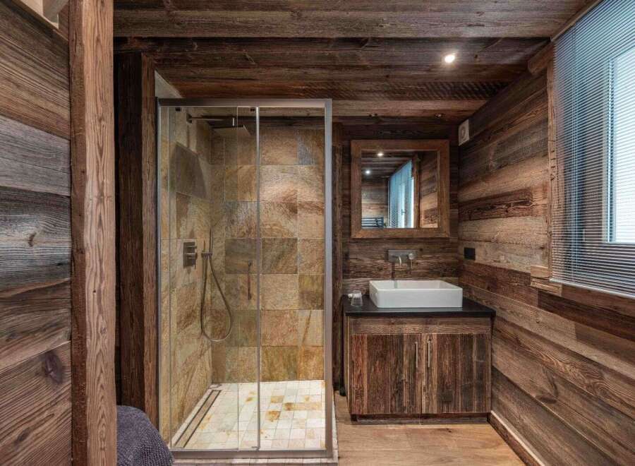 This rustic bathroom showcases a stunning blend of natural materials, perfect for a cozy retreat.