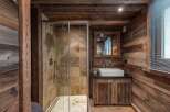 This rustic bathroom showcases a stunning blend of natural materials, perfect for a cozy retreat.