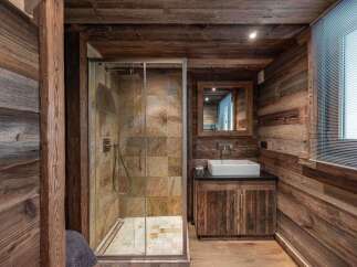 This rustic bathroom showcases a stunning blend of natural materials, perfect for a cozy retreat.