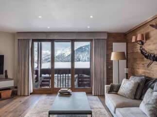 Experience the ultimate in luxury living with this stunning property, boasting breathtaking mountain views.