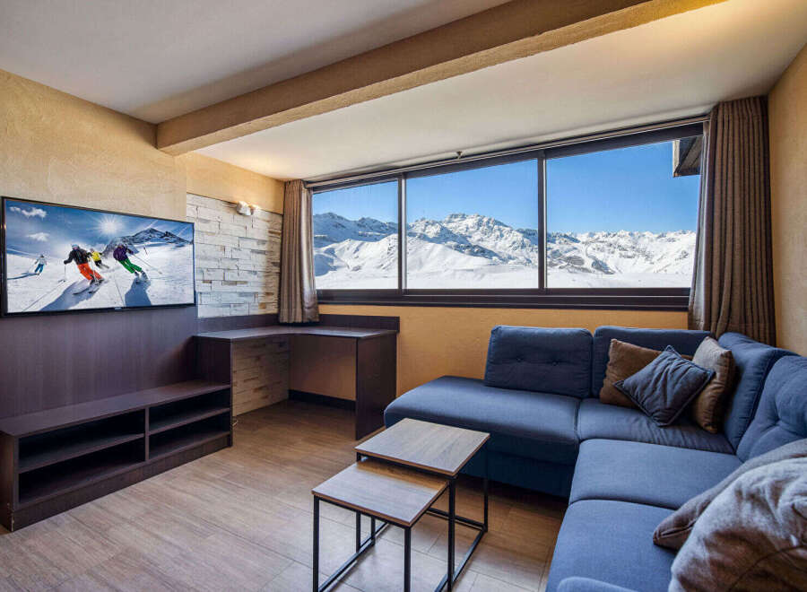 Experience the ultimate ski getaway in this stunning apartment! Enjoy breathtaking mountain views from the expansive windows, perfect for après-ski relaxation.