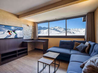 Experience the ultimate ski getaway in this stunning apartment! Enjoy breathtaking mountain views from the expansive windows, perfect for après-ski relaxation.