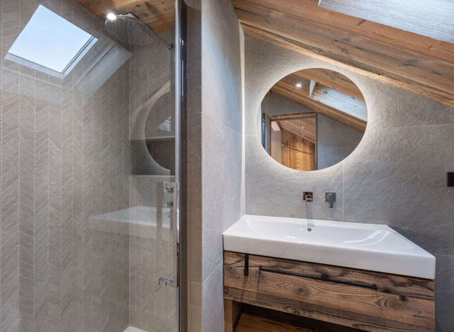 This stunning bathroom boasts a modern design with rustic elements, perfect for a luxurious retreat.