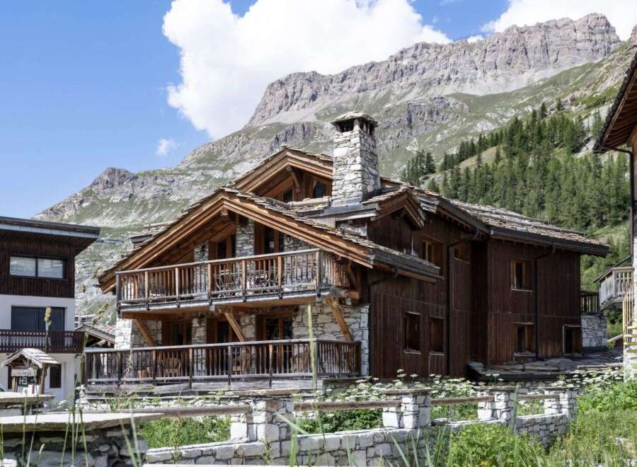 Discover the charm of this stunning mountain chalet, a perfect blend of rustic elegance and modern comfort.