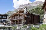 Discover the charm of this stunning mountain chalet, a perfect blend of rustic elegance and modern comfort.