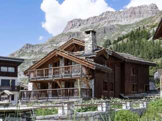 Discover the charm of this stunning mountain chalet, a perfect blend of rustic elegance and modern comfort.