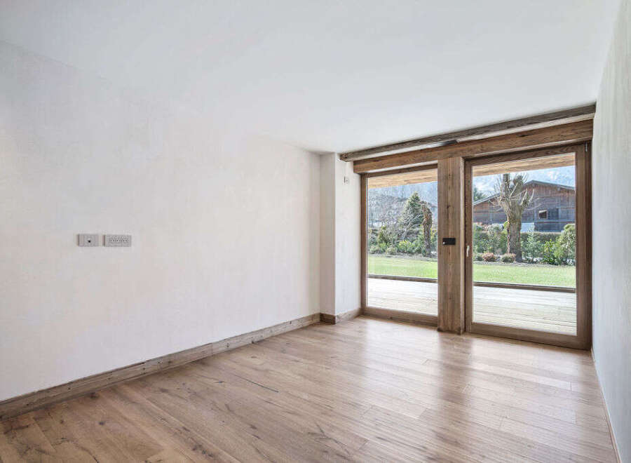 Step into a bright and airy room, featuring stunning wooden floors that exude warmth and elegance.