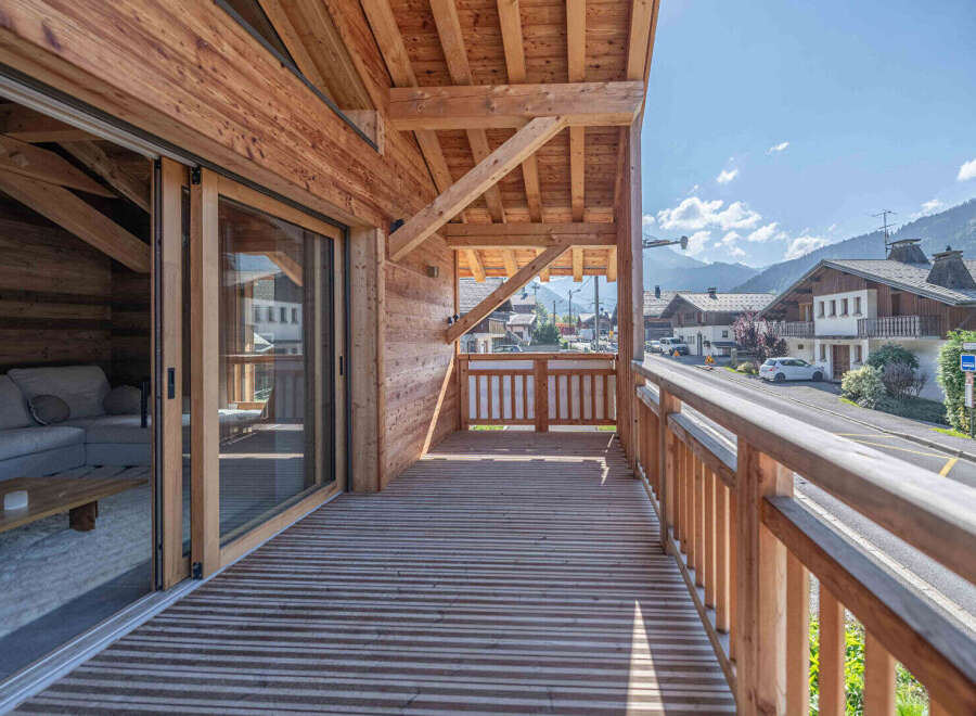 Experience the charm of this stunning wooden chalet, featuring a spacious balcony with breathtaking mountain views.