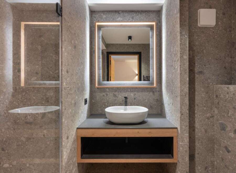 This modern bathroom showcases a sleek design with its minimalist aesthetic and high-end finishes.