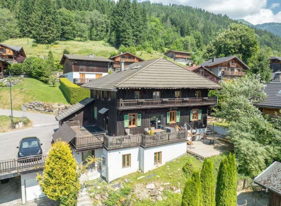 Discover the charm of this stunning chalet nestled in a picturesque mountain setting.